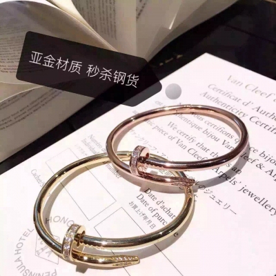 Cartier 經典釘子帶鑽手鐲 JUSTE UN CLOU系列按照18K真金貨打版。本版採用亞金材質 電鍍5層厚金 尺碼分16/17手圍 黃金 玫瑰金 現貨  秒殺市面所有版本 ！