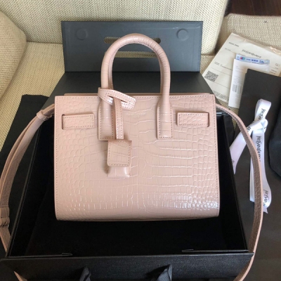 YSL Yves Saint laurent聖羅蘭 SAC DE JOUR 最新鱷魚紋 搭配 內裡進口平面皮 這個經典款式是sl的靈魂設計 換湯不換藥 各種皮料切換每次都是新的一種感覺. 推薦購入 這種經典款一定要買品質