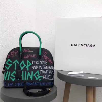 Balenciaga大號塗鴉貝殼包 巴黎世家就是這麼前衛總是走在時尚的頂端，這個絕對吸人眼球不易撞包 93300：36x41x13cm