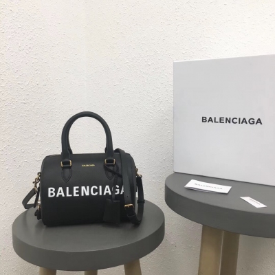 Balenciaga巴黎世家枕頭包黑色 很多品牌都有自己的枕頭 一般都是比較名媛轟 一點也不適合我們這種酷酷的小仙女 所以還是巴黎世家的風格比較適合 日常搭配休閒風妥妥的～ 而且搭配高跟鞋也是立馬變犀利！93301:22