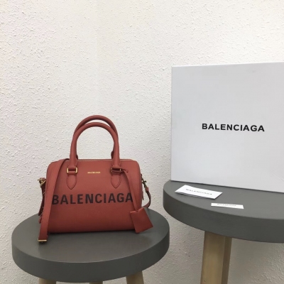 Balenciaga巴黎世家枕頭包紅色 很多品牌都有自己的枕頭 一般都是比較名媛轟 一點也不適合我們這種酷酷的小仙女 所以還是巴黎世家的風格比較適合 日常搭配休閒風妥妥的～ 而且搭配高跟鞋也是立馬變犀利！93301:22