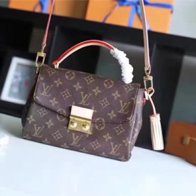 LV CROISETTE 手袋N41581此款體積小巧而時髦休閒的Croisette手袋具有精緻細節與完備功能，足以成為您的新寵兒。可拆卸流蘇裝飾為優雅設計增添一分諧趣。功能極為多樣，可手持、可肩背、可斜挎。25x17x