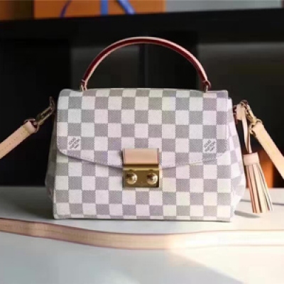 LV CROISETTE 手袋N41581此款體積小巧而時髦休閒的Croisette手袋具有精緻細節與完備功能，足以成為您的新寵兒。可拆卸流蘇裝飾為優雅設計增添一分諧趣。功能極為多樣，可手持、可肩背、可斜挎。25x17x