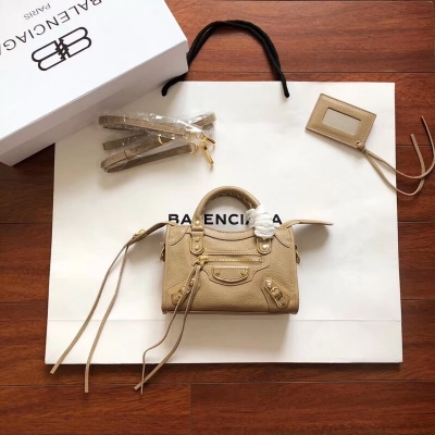 2019最新最流行新款 Balenciaga巴黎世家 機車包 Super Mini（超級迷你版 19 cm）正品型號Classic Nano 原單山羊皮配金邊五金流蘇皮帶，超迷你小包將潮爆整個夏季。喜歡的快下手 細節 型