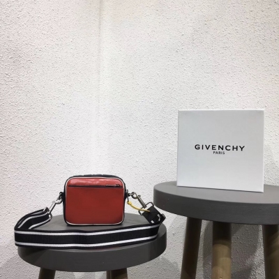 Givenchy紀梵希 【紅色】 小方包新款潮韓版百搭相機包時尚寬頻單肩斜挎包ins超火包 紀梵希這款是我的首推款每年Givenchy主推款總是時尚且風靡 Ins好多明星紅人日常使用頻率都很高除了實用質感也是受捧原因 2