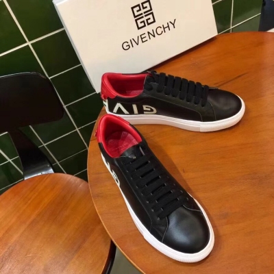 Givenchy 紀梵希經典Urban小白鞋 鞋尾有倒過來的Givenchy品牌字母，非常酷的設計！GIVENCHY倒置雙色字母 全部電腦機壓裁斷 配合手工刺繡完成搭配經典彩色尾巴 配色有點美哦 絲綢小牛皮面料搭配鮮色