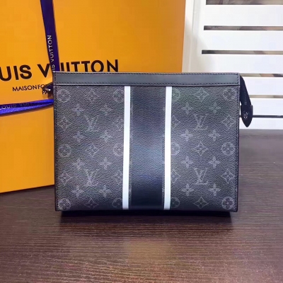 獨家實拍！LV POCHETTE VOYAGE 中號手袋 M64440 此款與日本設計師藤原浩合作設計的Pochette Voyage 中號手袋融匯品牌傳統元素——Monogram花紋——與充滿現代感的精緻細節——兩道反