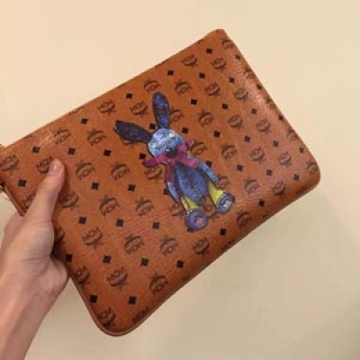 MCM包包 > MCM 兔子款 最新款手包 超級百搭 實用 男女同款 size29cm  配 高大上盒子  跑量