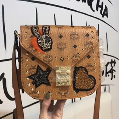 MCM包包 > MCM 原廠貨 馬鞍包 2018 最新款 size 20cm 配原版包裝