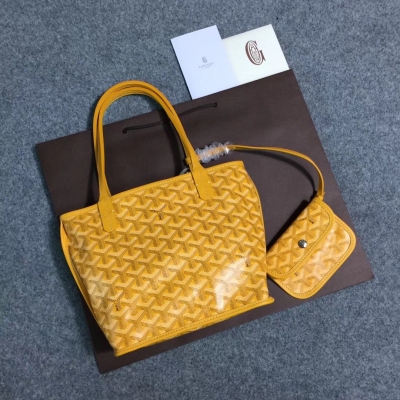 GOYARD（戈雅）成立於1853年，已超過150年的歷史，面料以麻，棉及大麻纖維混合織成後再塗上光面的樹膠醛醣，防水，結實，耐用，備受明星，王室，貴族的熱捧 迷你新款購物袋出貨嘍，現貨有做11個顏色，正品購入打造，絕對