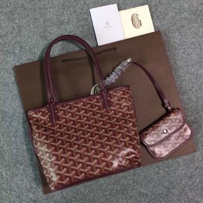 GOYARD（戈雅）成立於1853年，已超過150年的歷史，面料以麻，棉及大麻纖維混合織成後再塗上光面的樹膠醛醣，防水，結實，耐用，備受明星，王室，貴族的熱捧 迷你新款購物袋出貨嘍，現貨有做11個顏色，正品購入打造，絕對