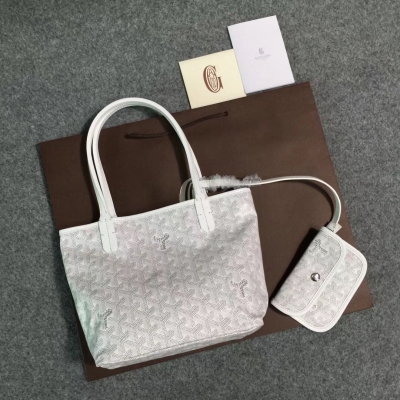 GOYARD（戈雅）成立於1853年，已超過150年的歷史，面料以麻，棉及大麻纖維混合織成後再塗上光面的樹膠醛醣，防水，結實，耐用，備受明星，王室，貴族的熱捧 迷你新款購物袋出貨嘍，現貨有做11個顏色，正品購入打造，絕對