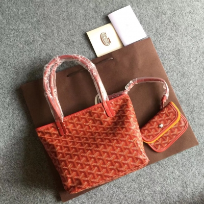 GOYARD（戈雅）成立於1853年，已超過150年的歷史，面料以麻，棉及大麻纖維混合織成後再塗上光面的樹膠醛醣，防水，結實，耐用，備受明星，王室，貴族的熱捧 迷你新款購物袋出貨嘍，現貨有做11個顏色，正品購入打造，絕對