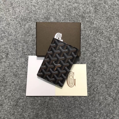 Goyard（戈雅）成立於1853年，已超過150年的歷史，面料以麻，棉及大麻纖維混合織成後再塗上光面的樹膠醛醣，防水，結實，耐用，備受明星，王室，貴族的熱捧 新款兩折卡包又是一個小錢包來的特別實用11個顏色都岀齊了