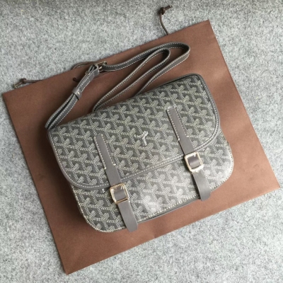 GOYARD（戈雅）成立於1853年，已超過150年的歷史，面料以麻，棉及大麻纖維混合織成後再塗上光面的樹膠醛醣，防水，結實，耐用，備受明星，王室，貴族的熱捧 郵差包 大號尺寸29cm