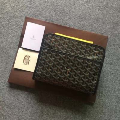 GOYARD（戈雅）成立於1853年，已超過150年的歷史，面料以麻，棉及大麻纖維混合織成後再塗上光面的樹膠醛醣，防水，結實，耐用，備受明星，王室，貴族的熱捧 GOYRAD洗潄包出貨啦 這款男女通用哦洗漱包是現如今旅行者