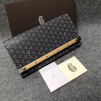 Goyard（戈雅）成立於1853年，已超過150年的歷史，面料以麻，棉及大麻纖維混合織成後再塗上光面的樹膠醛醣 新款MOnte-Carlo手拿包出貨嘍，點晴木制裝飾和始終如一翻蓋款，翻蓋上的櫸木條和柳釘裝飾更巨有獨特性