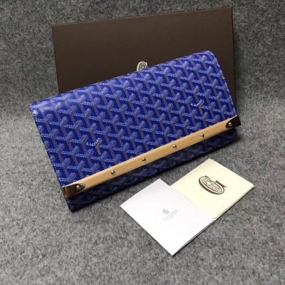 Goyard（戈雅）成立於1853年，已超過150年的歷史，面料以麻，棉及大麻纖維混合織成後再塗上光面的樹膠醛醣 新款MOnte-Carlo手拿包出貨嘍，點晴木制裝飾和始終如一翻蓋款，翻蓋上的櫸木條和柳釘裝飾更巨有獨特性