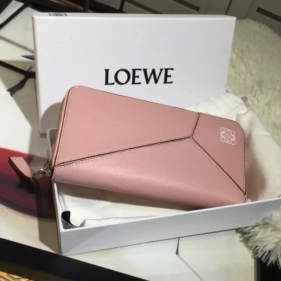 Loewe西班牙 皇室御用品牌 最新拼接包來襲！手感超贊！雜誌主推！明星最愛！搭配拼接大包很潮很拉風哦尺寸：19Cm