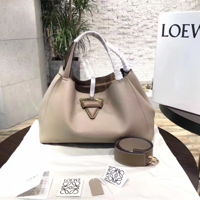 【羅意威】Loewe Barcelona Tote bag秋冬 款購物袋出貨啦 採用進口荔枝紋皮搭配金絨內襯，金屬三角牌閉合 皮質超柔軟，整個製作過程一氣呵成。厚實的牛皮耐磨且實用不過時，手提與肩帶的措色搭配讓造型添加了