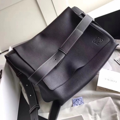 Loewe羅意威 Messenger Strap Bag系列 原廠Togo皮 飾以撞色獨特的肩帶擁抱 可調節的長肩帶 精緻的設計 讓你的整個秋冬自然有型 尺寸30.5*25*11cm