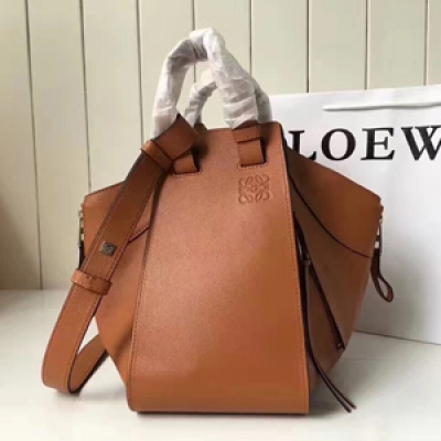 Loewe羅意威 新款 Hammock Bag 進口原版小牛皮 內置小零錢包，實用性超強，兩側折疊拉鍊，外部拉鍊口袋，內配置可自由拆卸的拉鍊口袋，6種背法，手挽，肩帶，可以調節斜背，大號尺寸：35cm / 小號尺寸：29