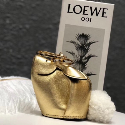 Loewe羅意威 黃金兔大小來得剛剛好，身高約16CM，底部橫直徑約12CM。上身顯精緻，日常出門裝備口紅粉餅，鑰匙還有大家最在意的plus,通通無障礙開心吧？因為是皇家御用產品，老羅家出了名的皮質好，跟領頭巨鱷HERM