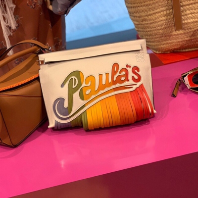 LOEWE羅意威 每年羅家彩虹 系都特別出眾特別潮，新款Paula’s 更是精彩到爆，吸粉無數，轉櫃早早已進入”排隊”模式 此款POUCH bag 斜挎 手包，尺寸:29*20*4.5cm,彩色流蘇部分採用雙面的小牛皮拼