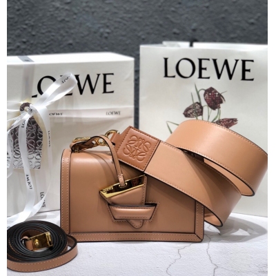 LOEWE羅意威 三角包 中號24.5*15*8cm 獨家 全套全銅五金打造最牛Barcelona 新版本配置 條肩帶，任你隨心搭配 超級 Bling Bling 出入各種場合無壓力 進口 box 紋小牛皮，紋路細膩有光