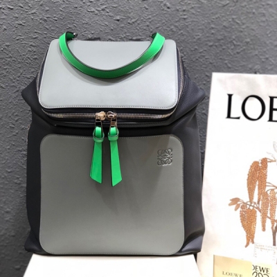 LOEWE羅意威 新圖首發 藍配灰 LOEWE專櫃最新色 Goya backpack 雙肩包 專櫃最新版本，與舊版做法不同，新版拉頭有了皮結，側圍有拉鏈袋，後幅是上下兩塊皮拼接的。 此款包身採用拼色系小牛皮，皮質厚實，柔