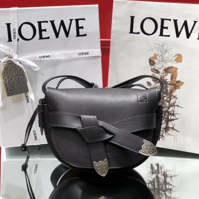 LOEWE羅意威 焦糖?色 “Gate”出 姿態 包王?， 我只服你? 一度風（瘋）靡整個時尚?界，各大明星?，網紅?人手一個的Gate bag馬鞍?包，在J.W.的手裡又要鍛造不?朽神?話了 新?品Gate是讓人迷戀的