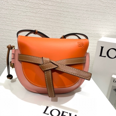 LOEWE羅意威 馬鞍包Gate bag手袋出貨、將復古與現代完美結合、前置別致的繩結包蓋設計，手繪飾邊及絨面襯裡，多種用法（單肩斜挎、斜肩挎法、手拿、手拎），內置兩個隔層及外部一個隔層，兼具實用性與裝飾性，時尚百搭。完