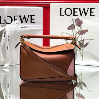 LOEWE羅意威 專櫃最新?獨家現貨新圖 LOEWE 棕色拼色 MINI PUZZLE 為了Mini拼色的到來徹底嗨翻的美眉請舉手 簡直夢寐以求 謝謝設計師如此貼心啊～聖誕的包就這樣秒入了啊 迷你尺寸：18*12.5*8