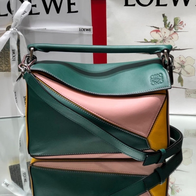 Loewe羅意威 新圖首發 Loewe Puzzle 常青綠拼 小號～2020版專櫃同步最新做法 尺寸24?14-11CM（此色專櫃單一尺寸）大容量，日常，手機 ，充電寶，錢夾，粉餅，唇膏，雨傘，手杯等統統輕鬆收納分！ 