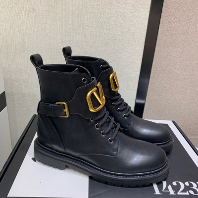 Valentino 華倫天奴2019早秋新款短靴 精?心?打造?經?典機車短??靴?，頂級版本?！鞋面進囗全粒面?牛皮?，皮紋?細膩?、光澤保??滿、質感相?當棒！內裡印?度?山羊皮，做工粗??細，原版橡?膠?組合??