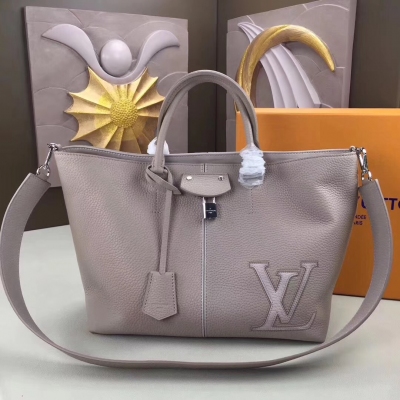 LV PERNELLE 手袋 M54779淺咖 手提 肩背兩用 設計線條柔軟圓潤 包內空間寬廣充盈的優雅女士手提包 全新Pernelle由厚實的Taurillon小牛皮裁制而成 奢華的細節設計凸顯精細的工藝水準 充滿特色