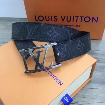 LV MONTANA 腰帶，35毫米 M9068S 休閒都市風造型的完美配飾，此款柔軟小牛皮腰帶為經典的LV字母搭扣設計注入西部元素