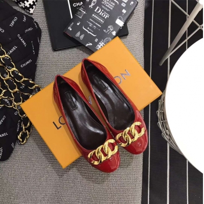 Louis Vuitton 17秋季海外新品 LV一如既往的原版製作作風！路易威登原版百搭芭蕾鞋楦型 低調壓紋logo風格 顯眼大鏈條配飾 耀眼與低調互融一體 盡顯高貴優雅與時尚