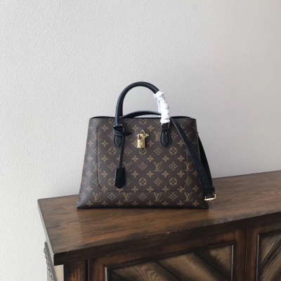 LV路易威登複刻版 Louis Vuitton TOTE FLEUR 手袋M43553黑色 。商務造型的理想配飾（尤為適合女士），此款實用的Tote手袋以金光閃閃的Monogram Flower掛鎖為特色。質感柔滑的皮革