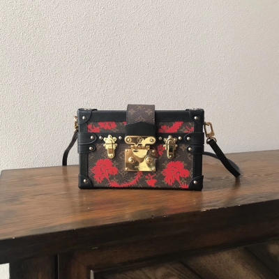 LV路易威登複刻版 M43647 絲印紅 Louis Vuitton 2018春夏關鍵主題，Monogram Blossom為經典LV帆布面料增添別具一格的藝術氣質。質感柔滑的黑色小牛皮鑲嵌花卉圖案，使此款Petite 