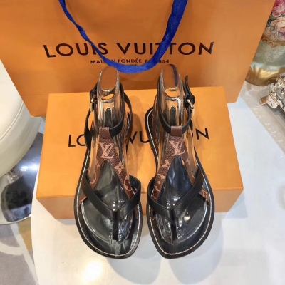 2018 LV（路易威登）夾角涼席最新涼鞋 夏季必備款！LOUIS VUTTON官網斷貨，市面瘋狂搶購涼鞋。原版對質，一等一。喜歡不要錯過。鞋面頭層羊皮，內裡綿羊皮、雙層真皮大底，馬克線加工。上腳超級舒服，多次嘗試。碼