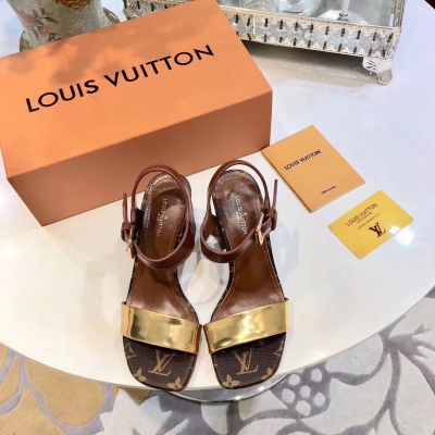 LOUIS VUITTON 專櫃重磅新款！ LV路易威登獨家奉獻。 各大明星 名媛 網紅人人想擁有。 海外夠版1:1製作。做工用料都和原版同步。鞋面LV專用花皮+金色牛皮。內裡墊腳都是山羊皮。 碼數 34-42(34 