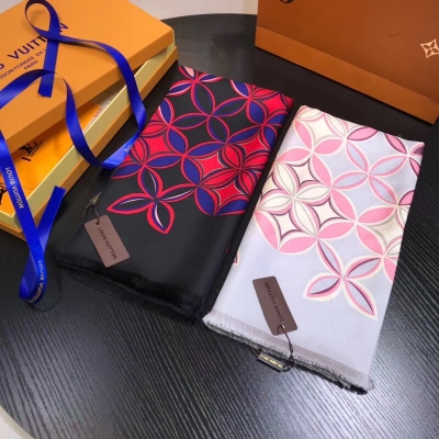 LOUIS VUITTON 原單披肩 LV PETITE MALLE 真絲圍巾 老花/獨特的Petite Malle個性十足的時尚單品。絢麗的大尺寸2018早春系列時裝秀中的元素 –成為Reverse Monogram