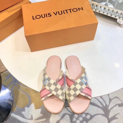 【LOUIS VUITON】路易威登18ss LV最新款拖鞋 原版1:1訂做，超美品質，專櫃經典款。 鞋身高溫附帶logo，大底專櫃附帶logo ，任何細節都不錯過 這款拖鞋專櫃特別熱賣 材質都按照專櫃同步製作。 鞋面