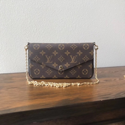 LV複刻版 LOUIS VUITTON M61276老花 三件套 【特別介紹】路易威登海外特供（專櫃貨）手袋優雅小巧，內含兩個可脫卸口袋，是攜帶整理您的日常用品的時尚之選。它不僅僅是款錢夾，除去金色鏈條後，它還可以用作迷