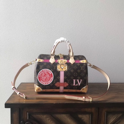 路易威登原單 LV M41386 SPEEDY 30 LOUIS VUITTON手袋都市生活的理想伴侶 由Monogram塗層帆布裁制而成 皮革貼飾處繪有視幻風格的旅行箱包角與經典LV掛鎖絲印圖案 此款Speedy 30