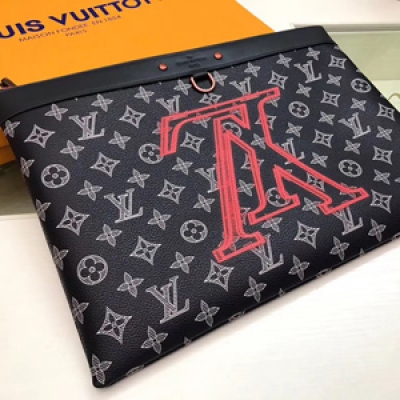 Louis Vuitton新品！【頂級原單】 路易威登M62905手包 LV 顛倒了 Pochette 阿波羅在油墨帆布的字母組合提供了一種時尚的方式來攜帶檔和所有其他必需品與他們。它是印有一個頑皮的 LV 顛倒在珊瑚粉