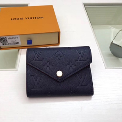 【LV頂級原單】Louis Vuitton M64061壓花大紅 路易威登華美而實用，此款由Monogram Empreinte皮革製成、柔軟而小巧的Victorine錢夾是終極時尚伴侶。各處細節均得到精心設計，以嬌小尺