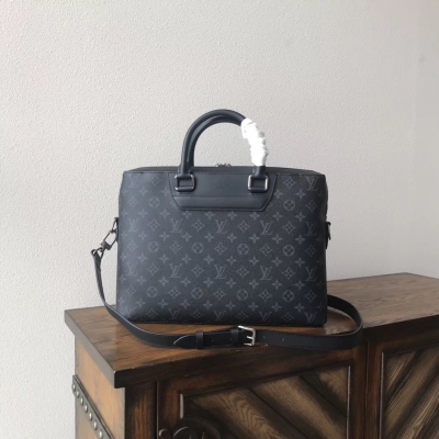 LV路易威登ODYSSEY Louis Vuitton 公事包M44222此款Odyssey公事包由質感硬朗的Monogram Eclipse帆布裁制而成，極富都市時尚特色，是一款理想的休閒商務包袋。簡潔大氣的外形設計，