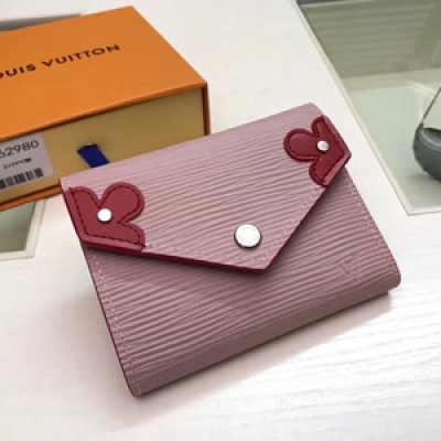 【LV頂級原單】Louis Vuitton M62980三折錢夾黑色 路易威登 Epi Blooming Corners限定版設計，此款Victorine錢夾由黑色Epi皮革裁制而成，四角處飾有路易威登標誌性的亮粉色Mo